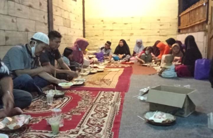 Buka puasa bersama dengan warga