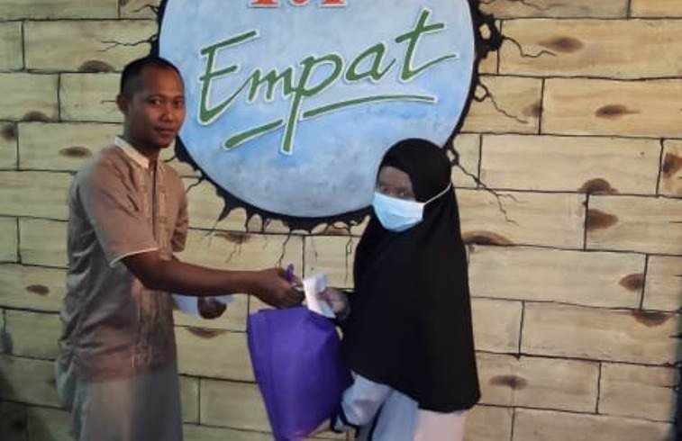 Peduli Dhuafa dan Anak Yatim Piatu di Griya Salak Endah 2 RT.04