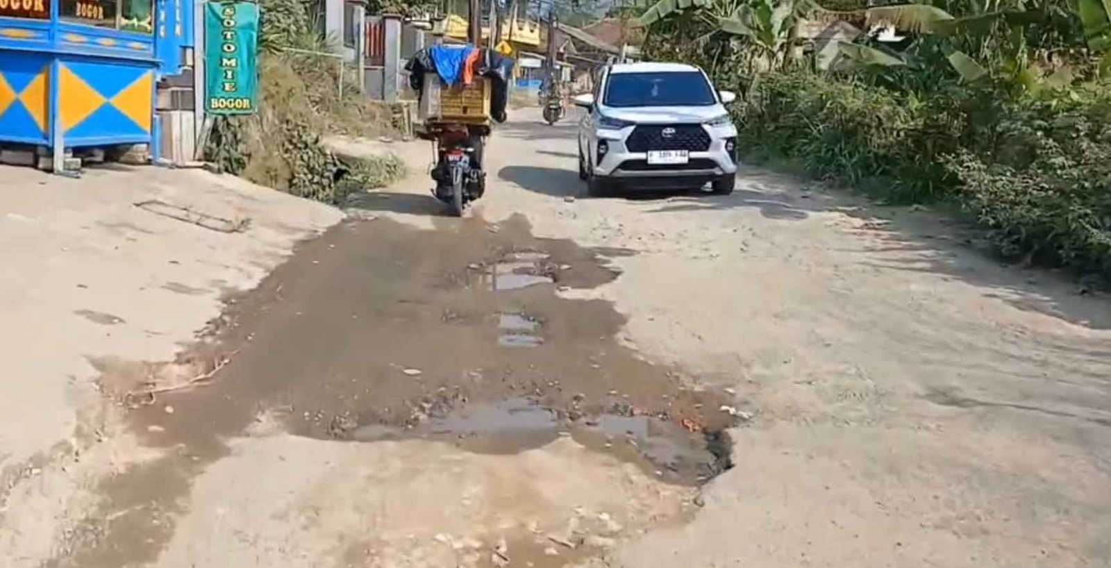 Warga Cinangka Ancam Golput Karena Tak Ada Perbaikan Jalan Abdul Fatah