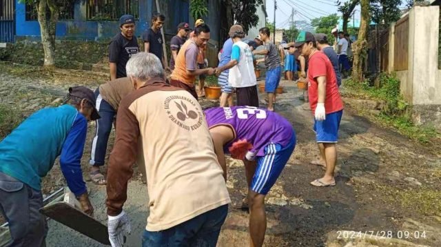 Tak Kunjung Diperbaiki Pengembang, Warga Inisiatif Melakukan Perbaikan Jalan Rusak
