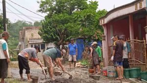 foto kerja bakti pengecoran jalan atau perbaikan jalan di komplek Griya Salak Endah 2 RT.04 RW.10 Desa Cinangka, Ciampea, Bogor