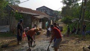 foto kerja bakti pengecoran jalan atau perbaikan jalan di komplek Griya Salak Endah 2 RT.04 RW.10 Desa Cinangka, Ciampea, Bogor