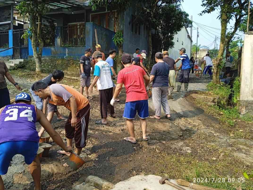 Kegiatan Kerja Bakti Perbaikan Jalan yang Rusak