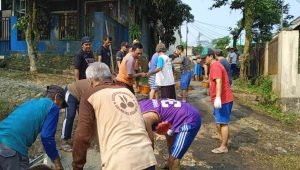 foto kerja bakti pengecoran jalan atau perbaikan jalan di komplek Griya Salak Endah 2 RT.04 RW.10 Desa Cinangka, Ciampea, Bogor