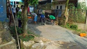 foto kerja bakti pengecoran jalan atau perbaikan jalan di komplek Griya Salak Endah 2 RT.04 RW.10 Desa Cinangka, Ciampea, Bogor