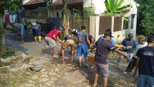 foto kerja bakti pengecoran jalan atau perbaikan jalan di komplek Griya Salak Endah 2 RT.04 RW.10 Desa Cinangka, Ciampea, Bogor