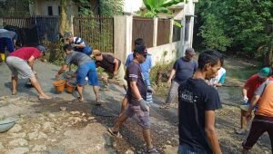 foto kerja bakti pengecoran jalan atau perbaikan jalan di komplek Griya Salak Endah 2 RT.04 RW.10 Desa Cinangka, Ciampea, Bogor