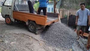 foto kerja bakti pengecoran jalan atau perbaikan jalan di komplek Griya Salak Endah 2 RT.04 RW.10 Desa Cinangka, Ciampea, Bogor