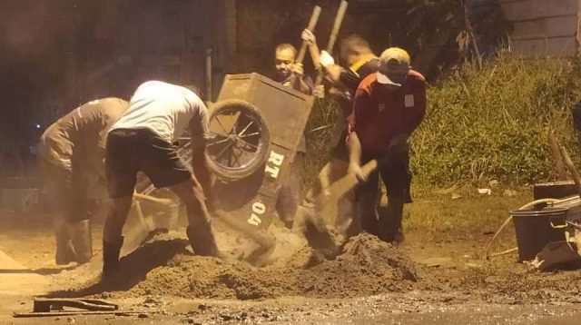 Antusias Warga RT 04 Griya Salak Endah Perbaiki Jalan