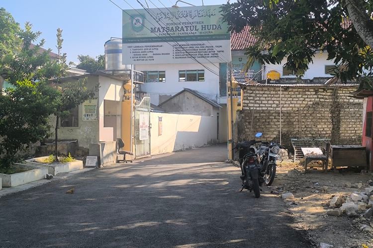 Warga Bantu Perbaiki Jalan, Pemkab Tuntaskan Jalan Menuju Rumah Bupati