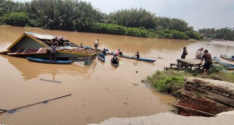 Rumah Warga Mempawah Tumbang ke Sungai Akibat Erosi
