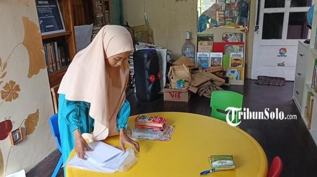 Kebun Rania: Ibu Muda Boyolali Ajak Anak Baca Buku dan Bermain Tradisional