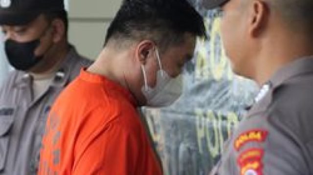 Detik-detik Ular Piton 2,5 Meter Makan Ayam Warga